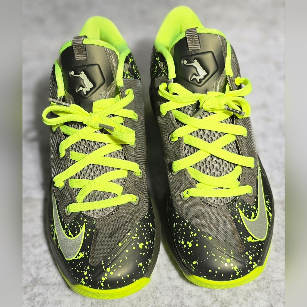 Nike LeBron Low Basketball Shoes Black Volt Splatter Men’s Size 9.5